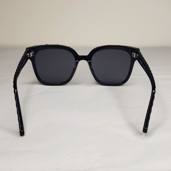 Chanel Sunglasses letters on top - Picture 4 of 17